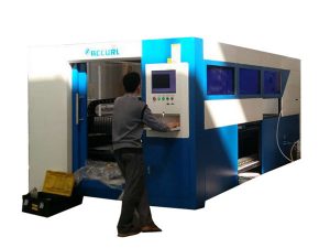 Stillanlegur hraði 2kw ljósleiðara leysir klippa vél fyrir málmrör